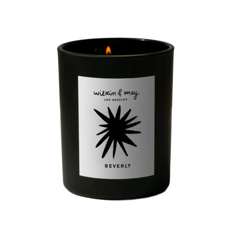 Sustainably made coconut wax candle infused with essential oils, scented with mint, pepper and jasmine.